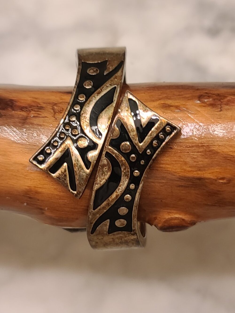 Vintage Stoneage gold tone hinged bangle bracelet black enamel geometric patina